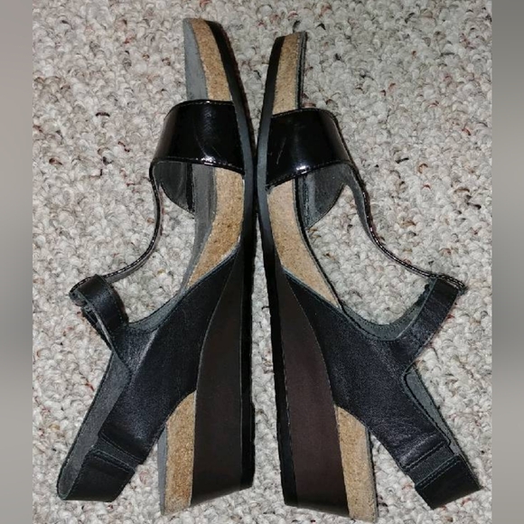 Naot Unicorn leather t-strap sandals - Picture 8 of 9